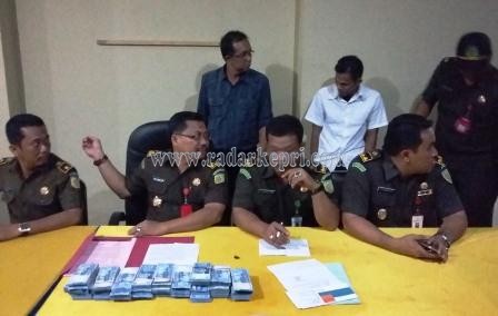 Aspidsus Kejati Kepri, Yulianto SH MH ketika menggelar konfrensi pers penetapan Efian dan Wili Indra sebagai tersangka korupsi DPID Anambas.