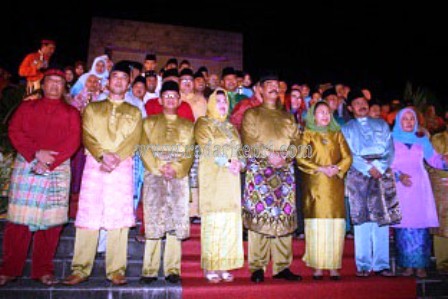 Foto Bersama Wagub, Bupati,Wakil Bupati Natuna dengan para juara STQ Tingkat Provinsi di Natuna.