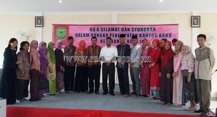 Foto bersama Walikota-Wakil Walikolta Tanjungpinang,  H Lis Darmansyah SH-H Syahrul S Pd usai syukuran kantor Lurah Batu IX, Minggu (03/05) siang.