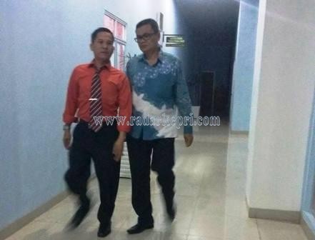 Kabag Keuangan Pemkab Anambas, Ipan SE Ak MT (baju biru) usai diperiksa tim Satgasus Kejati Kepri beberapa wkatu lalu.