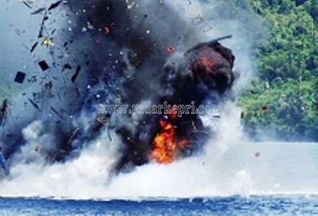 Puing-Puing Kapal Ikan Asing Tampak Berserakan, Setelah Diledakan Dengan C4