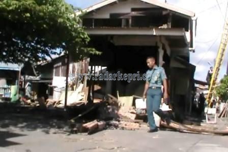 Salah satu rumah warga dibongkar karena berdiri dilahan TNI AL tanpa ijin dan hak. Jumat (29/05).