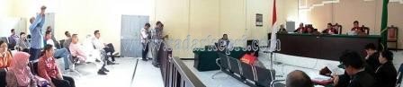 Terdakwa dr Limaran Dwi Hartadi ketika disidangkan di PN Tanjungpinang, Selasa (12/05).