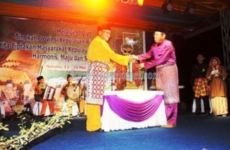 Wakil Ketua LPTQ Propinsi Kepri Serahkan Piala Bergilir kepada Bupati Natuna Drs.Ilyas Sabli,S.Si.