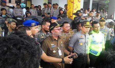 Walikota Tanjungpinang, H Lis Darmansyah SH bersama Kapolresta Tanjungpinang, AKBP M Dwita Kumu W SH S Ik ketika berdialog dengan pendemo, Selasa (19/05).