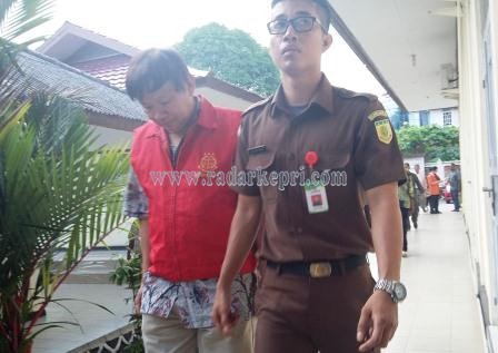 dr L Diwi Hartadi ketika digiring petugas Kejaksaan menuju ruang sidang di PN Tanjungpinang.