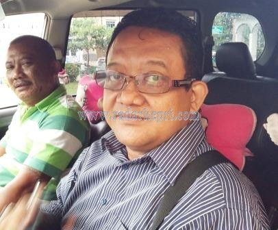 Agus Riauwantoro SH (kaca mata) kuasa hukum Tolam yang menggugat H Huzrin Hood.