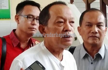 Raja Amirullah A Pt ketika memberikan keterangan pers usai divonis 2 tahun penjara dan denda Rp 200 juta oleh Pengadilan Tipikor Tanjungpinang, Rabu (17/06).