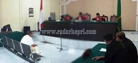 Raja Amirullah A Pt ketika mendengarkan vonis di Pengadilan Tipikor Tanjungpinang, Rabu (17/06).