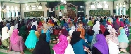 Silaturahmi Bupati Bintan, Ansar Ahmad SE MM dengan pengurus dan jemaah mesjid Al Uswatul Hasanah, Selasa (16/06).
