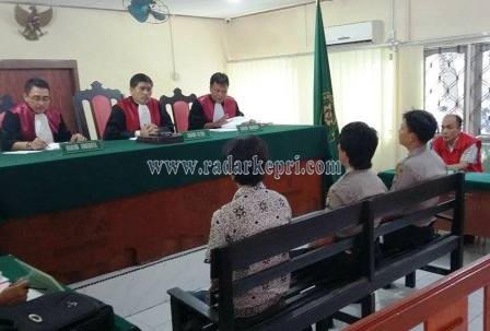 Terdakwa Sabrial alias Botak ketika mendengarkan keterangan tiga saksi yang dihadirkan jaksa ke PN Tanjungpinang, Senin (08/06).