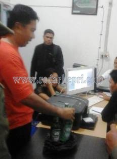 Pelajar putri yang terjaring razia di kamar kos ketika sedan g minum bir.