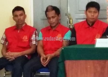 Rahmad Hidayat (paling kiri) oknum anggota Brimob Polda Kepr ketika diadili di PN Tanjungpinang karena pencurian.