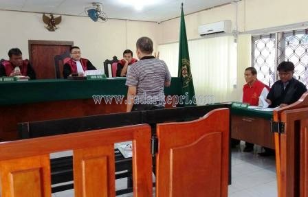 Saksi Hendrik ketika memberikan keterangan untuk terdakwa Putranto alias Aheng, Rabu (01/07) di PN Tanjungpinang.