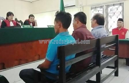 Saksi Songku (berkacamat) ketika memberikan keterangan dengan terdakwa Rasyid di PN Tanjungpinang, Selasa (14/07).