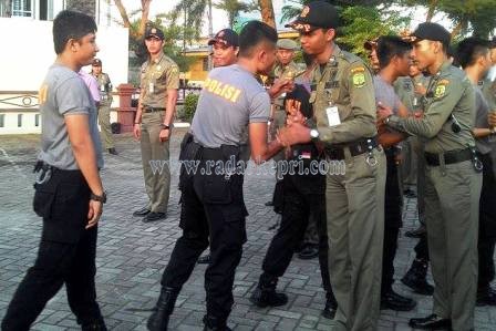 Satuan Sabhara Polresta Tanjungpinang bersalaman dengan Satpol PP sebagai wujud perdamaian, Rabu (15/07).