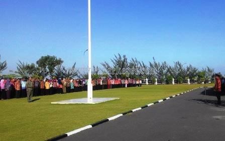 Walikota Tanjungpinang, H Lis Darmansyah SH memimpin apel bersama usai liburan panjang lebaran.