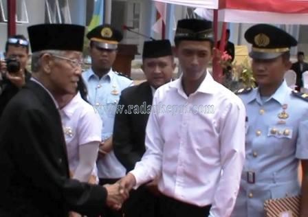 Gubernur Kepri, Drs HM Sani menyalami Aska Saputra, warga binaan Lapas kilometer 18 yang mendapat remisi dan langsung bebas,