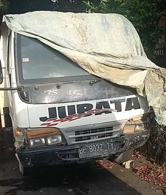 Inilah truk yang menabrak 3 pengendara motor dan dua mobil di Jl DI Pandjaitan, Senin (10/08) sore.