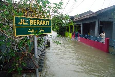Jl Berakit di Perumnas Sei Jang yang berubah menjadi sungai akibat hujan deras, Rabu (12/08).