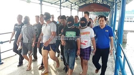 Kasat Reskrim Polres Tanjungpinang, AKP Reza Morandi Tarigan S IK (baju biru) ketika menggiring 4 tersangka perampokan di berbagai tempat yang berhasil ditangkap di Batam.