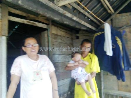Ny Eka dan suaminya, warga Kampung Berlian Tua, Batam yang merasa dirugikan akibat penimbunan oleh pengembang perumahan.