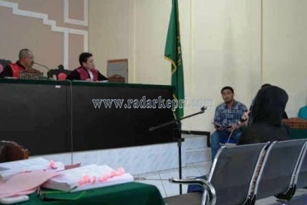 Terdakwa Surya Darma Putra SE ketika mendengarkan keterangan saksi Salmiah SE di Pengadilan Tipikor, Kamis (27/08).