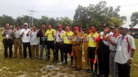 Walikota Tanjungpinang, H Lis Darmansyah SH ketika membuka turnamen Sungai Jang Cup sampena HUT RI ke 70.