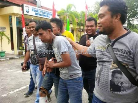 Dua pelaku pencurian dengan modus pecahkan kaca mobil ditangkap buser Polres Tanjungpinang dan Polsek Tanjungpinang Timur, Senin (21/09) siang.