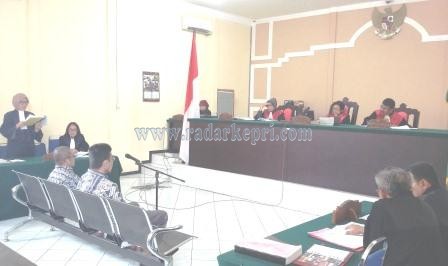Dua terdakwa korupsi KKP Tanjungbalai Karimun disidangkan di Pengadilan Tipikor pada PN Tanjungpinang, Selasa (22/09).