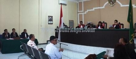Obos Bastaman dan Abdul Aziz ketika mendengarkan surat dakwaan jaksa di Pengadilan Tipikor pada PN Tanjungpinang.