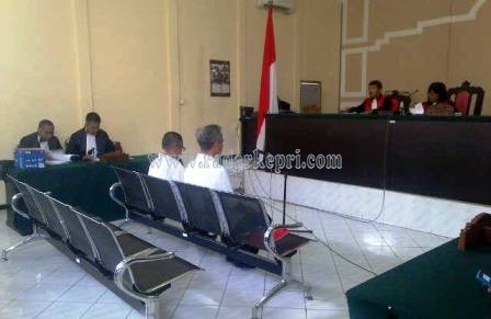 Said Agul dan Nopianto Rovita  ketika mendengarkan tuntutan jaksa di Pengadilan Tipikor pada PN Tanjungpinang, Jumat (11/09).