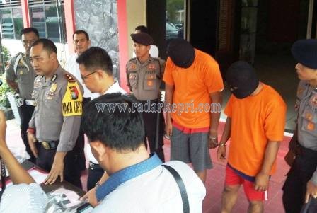Wakapolres dan Kasat Narkoba Polres Tanjungpinang ketika menggelar konfrensi pers penangkapan oknum PNS penjual narkoba, Senin (14/09),