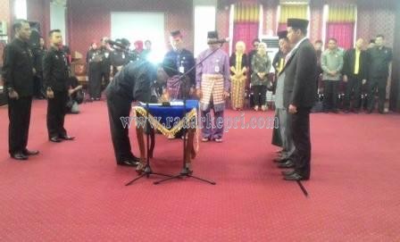 Walikota Tanjungpinang, H Lis Darmansyah SH menandatangangi SK penetapan Asep Nana Suryana selaku Dirut BUMD Kota Tanjungpinang, Rabu )23/09).