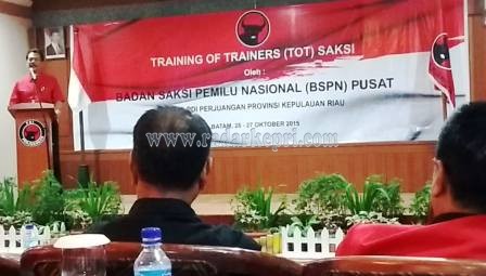 Cagub Kepri, HM Soeryo Respationo SH MH saat membuka Training of traniners (TOT) saksi, Senin (26/10).