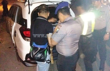 Inilah senjata tajam berupa parang yang ditemukan petugas saat razia di simpang Bintan Plaza, Minggu (24/10) malam.