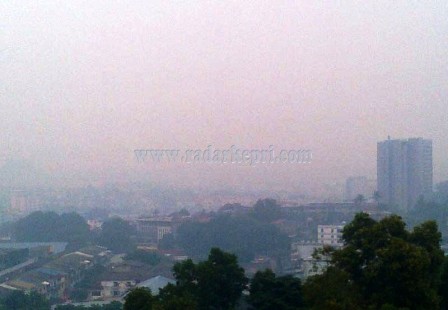 Kabut asap di kota Batam yang makin parah.