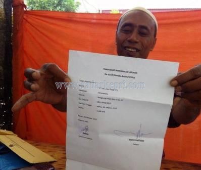 M Paisal Ola memperlihatkan laporannya ke Panwaslu Kota Batam.