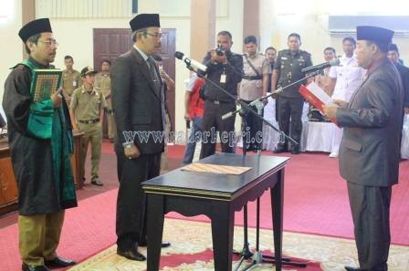 M Yusuf Sirat saat dilantik menjadi anggota DPRD Karimun PAW Anwar Hasyim, Selasa (27/10).
