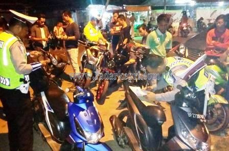 Petugas Satlantas Polres Tanjungpinang menilang sejumlah kendaraan bermotor dalam razia mendadak di simpang BP. Sabtu (24/10) malam.