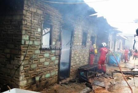 Petugas pemadam kebakaran memadamkan api yang menghanguskan rumah Syafrizal, Rabu (21/10).