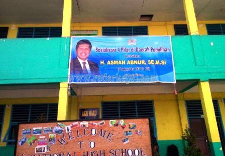 Sosialisasi Asman Abnur di SMP AL Azar, Selasa (27/10).