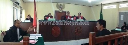 Syamsurizal alias Izal ketika memberikan keterangan untuk terdakwa Andi Sarima di PN Tanjungpinang, Kamis (01/10).
