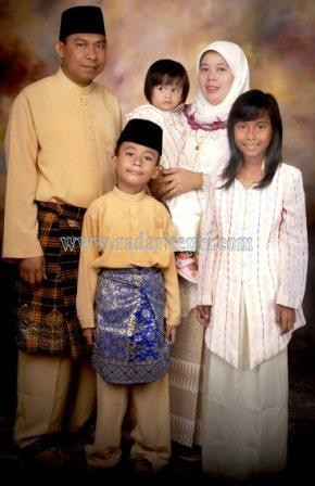 Abdul Kadir Ibrahim bersama anak dan istri tercinta.
