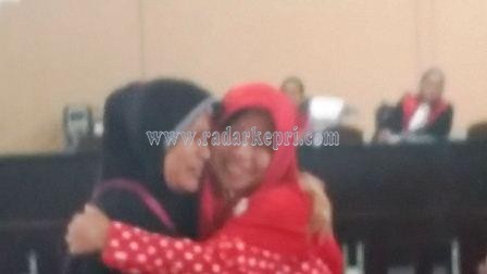 Andi Sarima (kerudung merah) usai divonis 6 bulan dengan masa percobaan 1 tahun, memeluk ibunya di PN Tanjungpinang, Rabu (11/11).