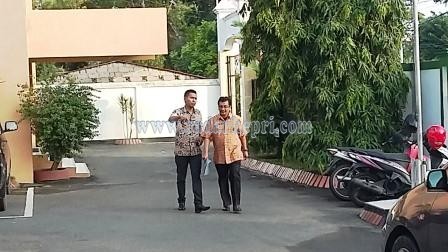 Asmadi Adnan, (memegang map) usai diperiksa penyidik Pidsus Kejari Tanjungpinang, Jumat (13/11) sore.