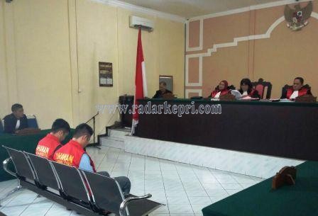 Dua penjambret mahasiswi saat mendengarkan vonis oleh majelis hakim PN Tanjungpinang, Selasa (24/11).