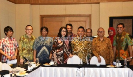 Foto bersama Penjabat Bupati Bintan, Drs.H.Doli Boniara, M.Si dengan Dewan Pertimbangan Adipura, Ahli Persampahan, dan Ahli Pemasaran dari Kementerian Lingkungan Hidup Republik Indonesia.