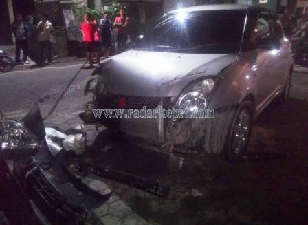 Inilah mobil Suzuki Swift yang menabrak tiang listrik di Jl Bintan, Sabtu (07/11) dini hari.