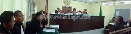 Mastur, ketua Pokja Lelang proyek master plan di Dinas Pariwisata Anambas memberikan keterangan untuk terdakwa Raja Ishak, Senin (16/11) di Pengadilan Tipikor pada PN Tanjungpinang.
